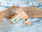 Holz-USB-Stick mit integriertem USB-C-Anschluss und Platz für individuelles Logo-Design. Ideal für nachhaltige Werbeartikel.