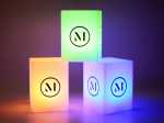 Farbenfrohe LED-Tischleuchten in rechteckiger Form mit individuell bedruckbarem Logo auf der Vorderseite.
