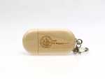 USB-Stick aus Holz mit eingraviertem Logo und Schlüsselanhänger, ideal für individuelle Firmenpräsente.