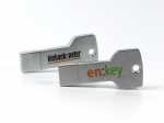 Zwei schlüsselförmige USB-Sticks aus Edelstahl mit individuell bedruckten Logos in orange und grün.