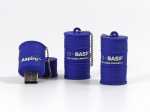 USB-Sticks im Design von chemischen Fässern in Blau, mit Platz für individuelle Logos und Schriftzüge.