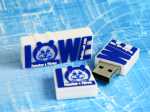 USB-Sticks in geschwungenem Design mit blaublauen Akzenten und Platz für individuelles Logo.