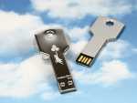 USB-Stick in Schlüssel-Form mit einem spielerischen Motiv einer schwebenden Figur und Platz für individuelle Bedruckung.