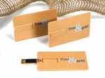 Kunststoff-Visitenkarten mit integriertem USB-Stick und modernem Design, ideal für individuelle Werbung.