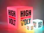 Leuchtende Sitzwürfel in verschiedenen Größen mit dem Aufdruck „HIGH VOLT“, ideal für Events und Werbung.