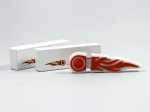 USB-Stick in Flammen-Design, kombiniert mit weißem Gehäuse und zwei passenden Verpackungen für individuellen Brandingbedarf.