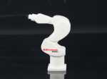 Modell eines Roboterarms in weiß mit rotem Logo von Kawasaki Robotics, geeignet als Werbegeschenk oder Dekoration.