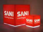 sani roter led wuerfel mit logo