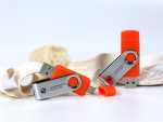 USB-Stick in leuchtendem Orange mit verstellbarem Gehäuse und Platz für individuelle Logo-Drucke.