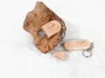 Rundes USB-Gerät aus Holz in natur-beiger Farbe.