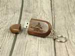 USB-Stick aus Holz mit individuellem Logo-Bereich und schützendem Kunststoffdeckel, ideal für Promotion.