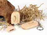 Kompakter USB-Stick aus Holz mit individuellem Logo-Bereich, ideal für Werbung und Präsentationen.