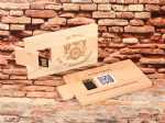 USB-Stick im Holzdesign mit individueller Gravur und Platz für einen QR-Code und Logo. Ideal für Werbung und Präsentationen.