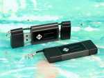USB-Stick mit schwarzem Gehäuse, individuell bedruckbar und mit zusätzlichem Platz für einen Schlüsselanhänger.