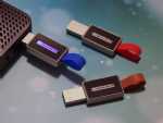 USB-Sticks in verschiedenen Farben mit Platz für individuelles Branding und praktischen Anhängern zur einfachen Nutzung.
