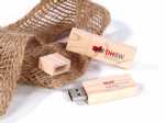 USB-Stick aus Holz mit reduziertem Design und Platz für eine individuelle Logo-Bedruckung. Ideal für Werbezwecke.
