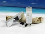 Eleganter USB-Stick aus Metall mit gravierbarem Logo-Bereich auf dem glänzenden Gehäuse. Ideal für Werbezwecke.