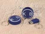 USB-Stick im blauen Gehäuse mit Schlüsselanhänger und Möglichkeit zur individuellen Logo-Gestaltung.