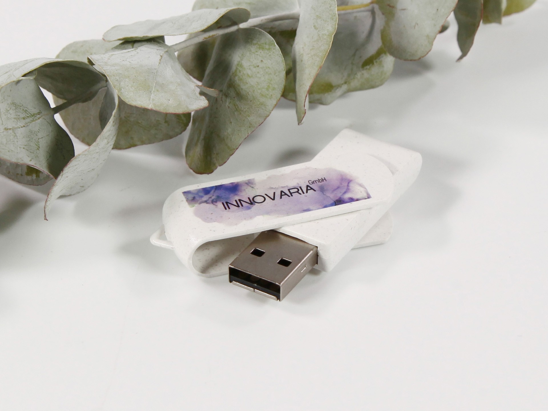Weißer Full PLA Twister USB-Stick mit modernem Design.