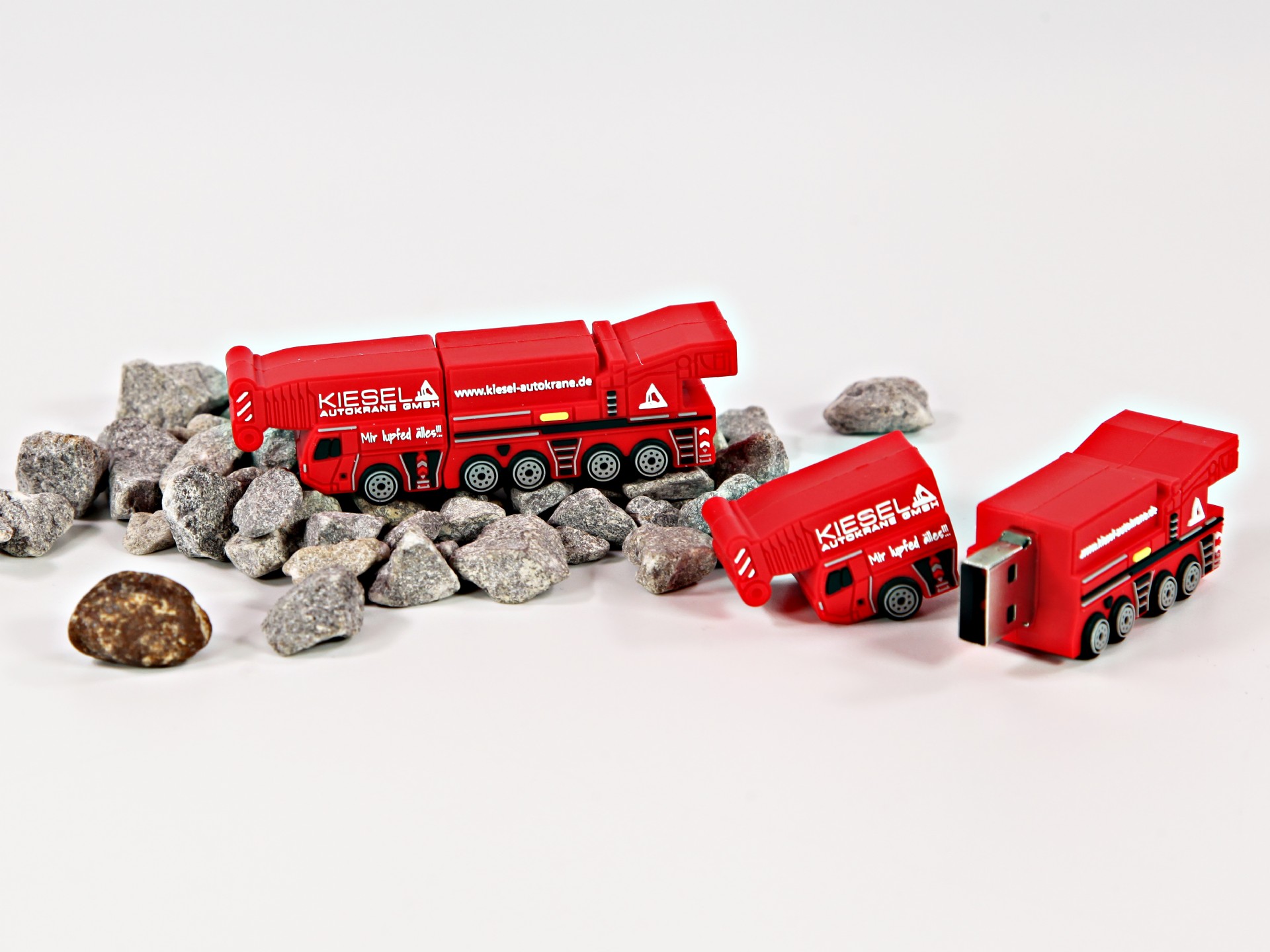 Roter USB-Stick in Fahrzeugform mit glänzendem Kunststoffgehäuse.
