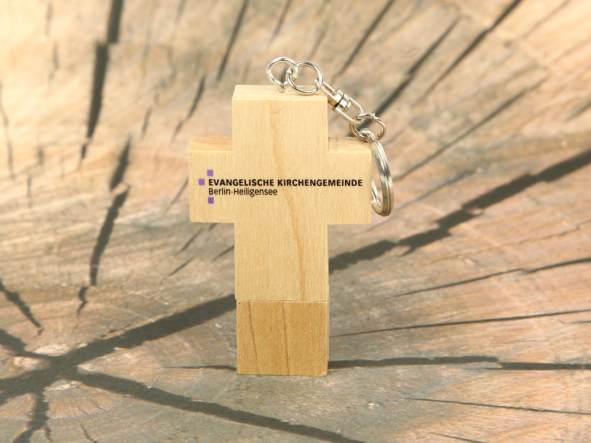 Holzkreuz mit Schlüsselanhänger und Logo der Evangelischen Kirchengemeinde Berlin-Heiligensee. Ideal für religiöse Veranstaltungen.
