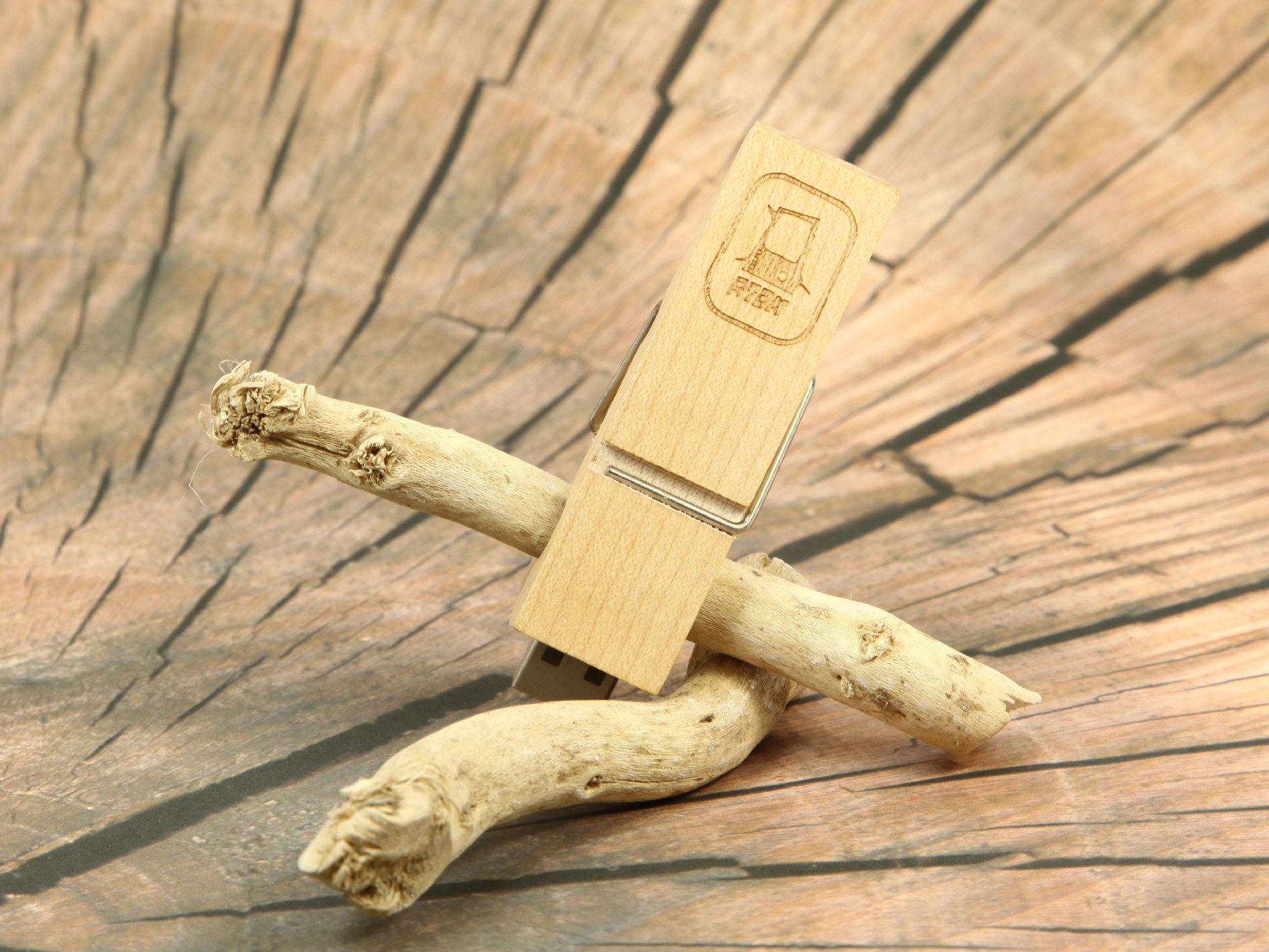 USB-Stick in Holzoptik, kunstvoll auf einem Holzständer positioniert, ideal für individuelles Branding und Werbezwecke.