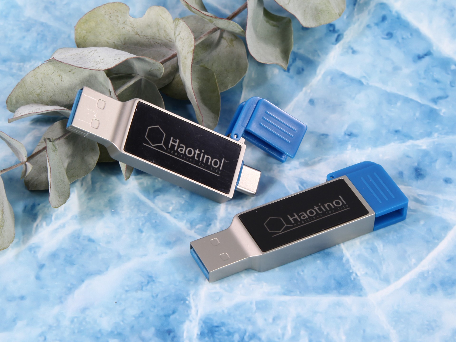 Silbernes USB-Licht mit moderner, minimalistischer Optik und praktischer LED-Beleuchtung.