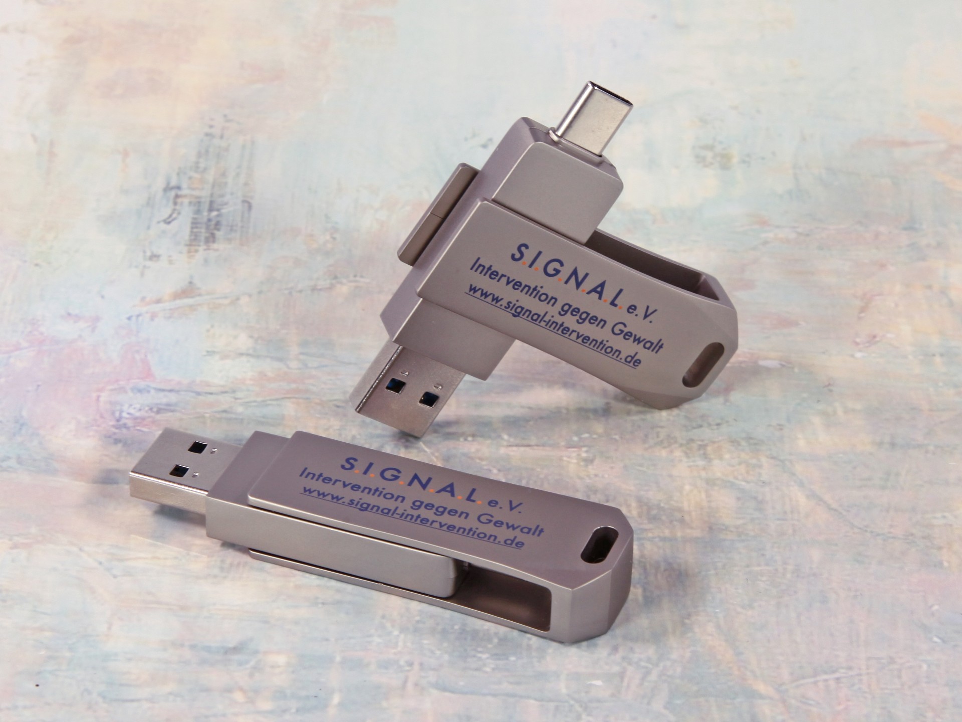 Das silberne MetalDrive Pro Duo L besticht durch sein robustes Metallgehäuse.