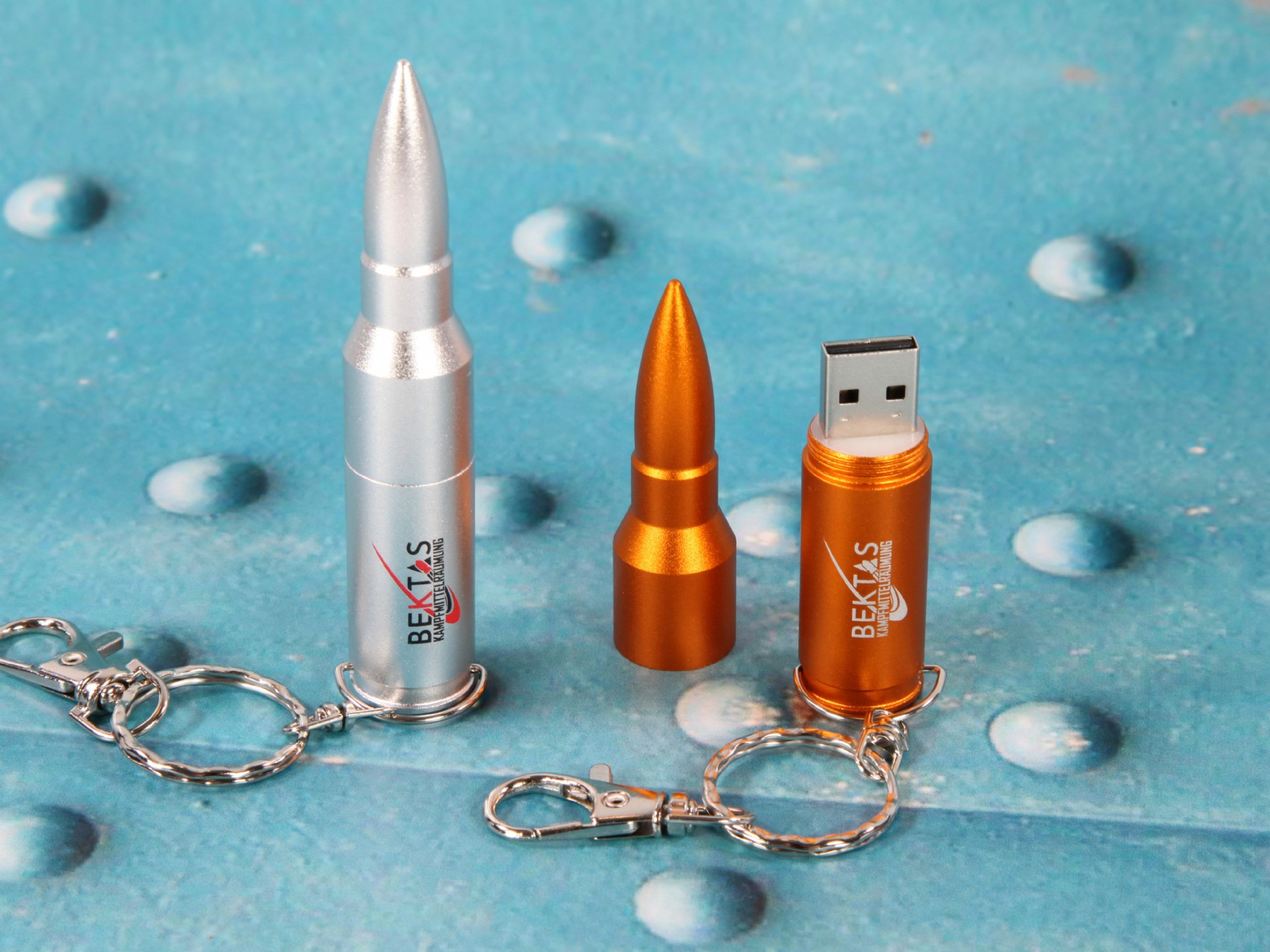 Der silberne USB-Stick Bullet 02 besticht durch sein robustes Design.
