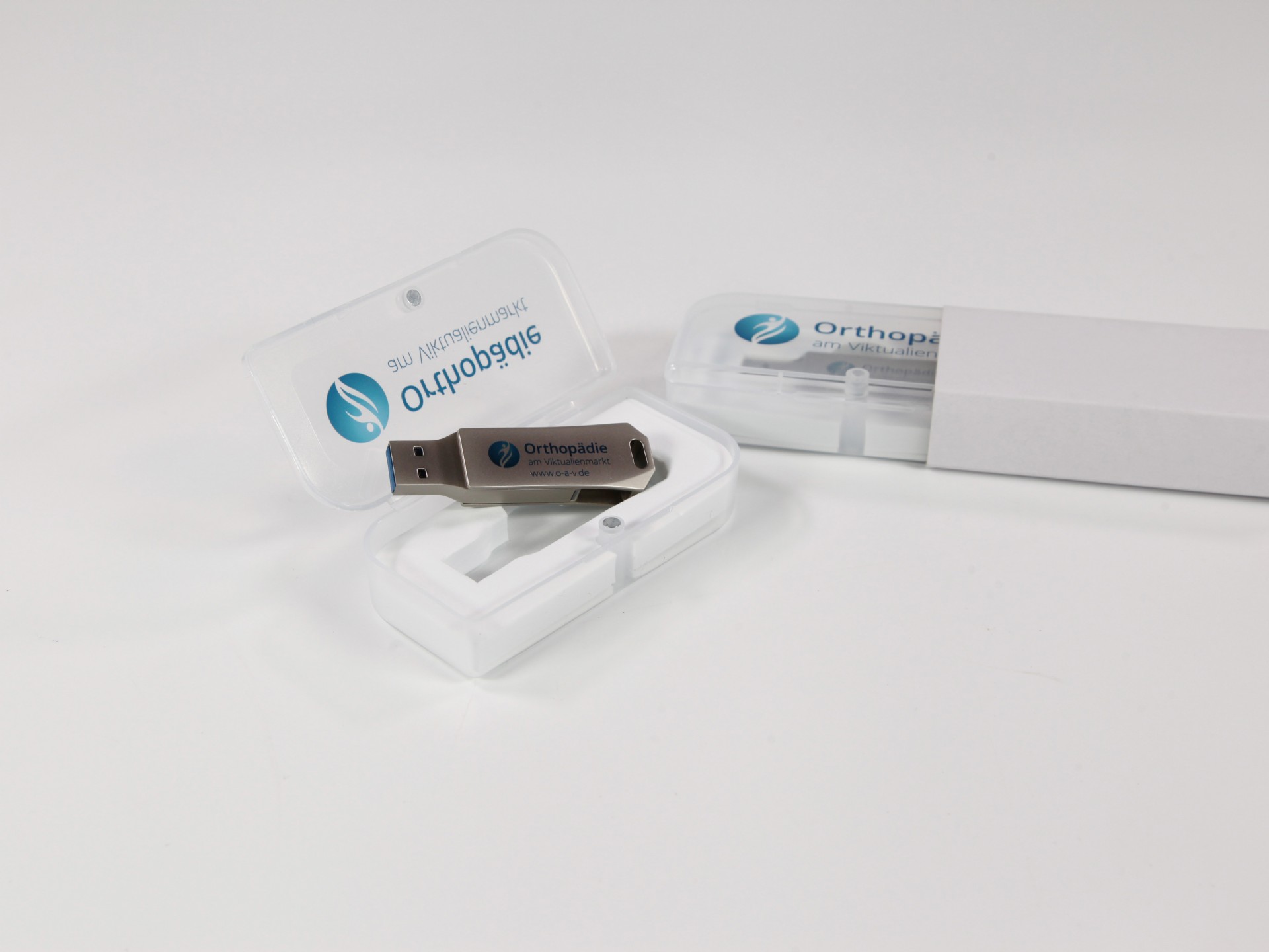 Die transparente Magnetbox in silberner Optik.