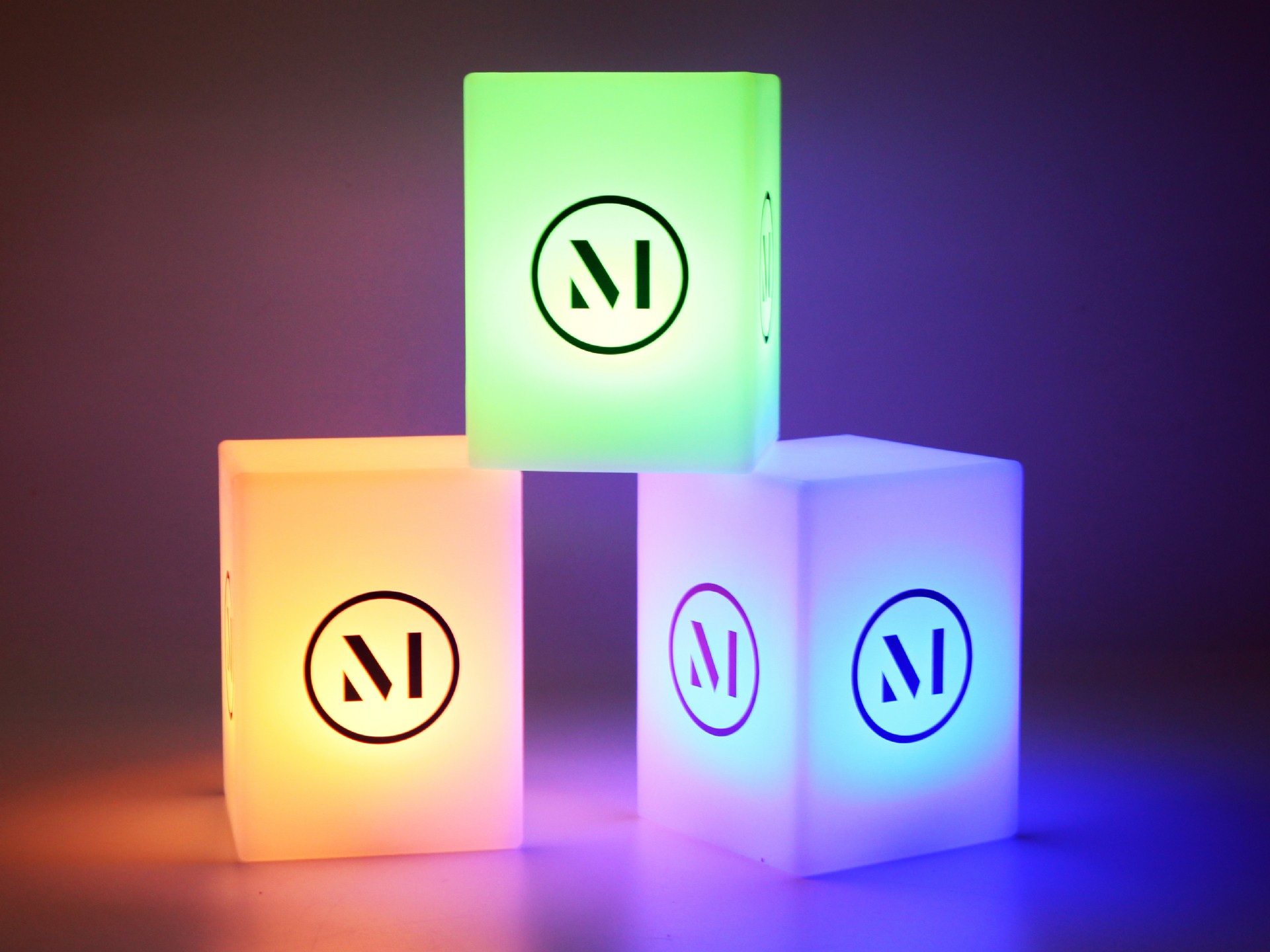 Farbenfrohe LED-Tischleuchten in rechteckiger Form mit individuell bedruckbarem Logo auf der Vorderseite.