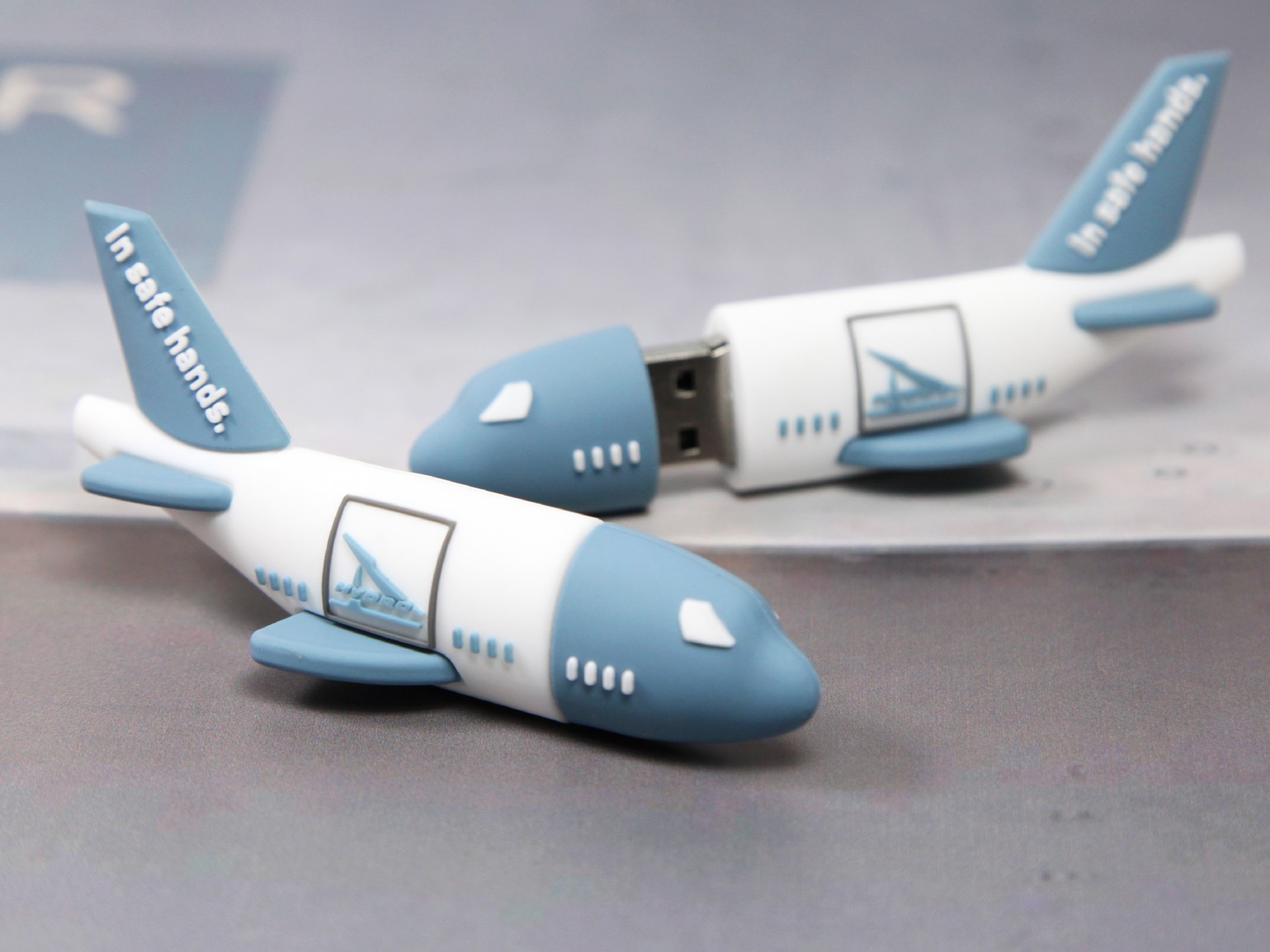 flugzeug usb stick sonderanfertigung mit logo sonderfarben