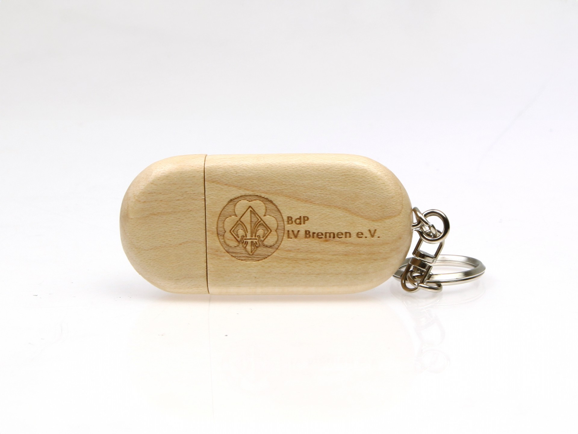 USB-Stick aus Holz mit eingraviertem Logo und Schlüsselanhänger, ideal für individuelle Firmenpräsente.
