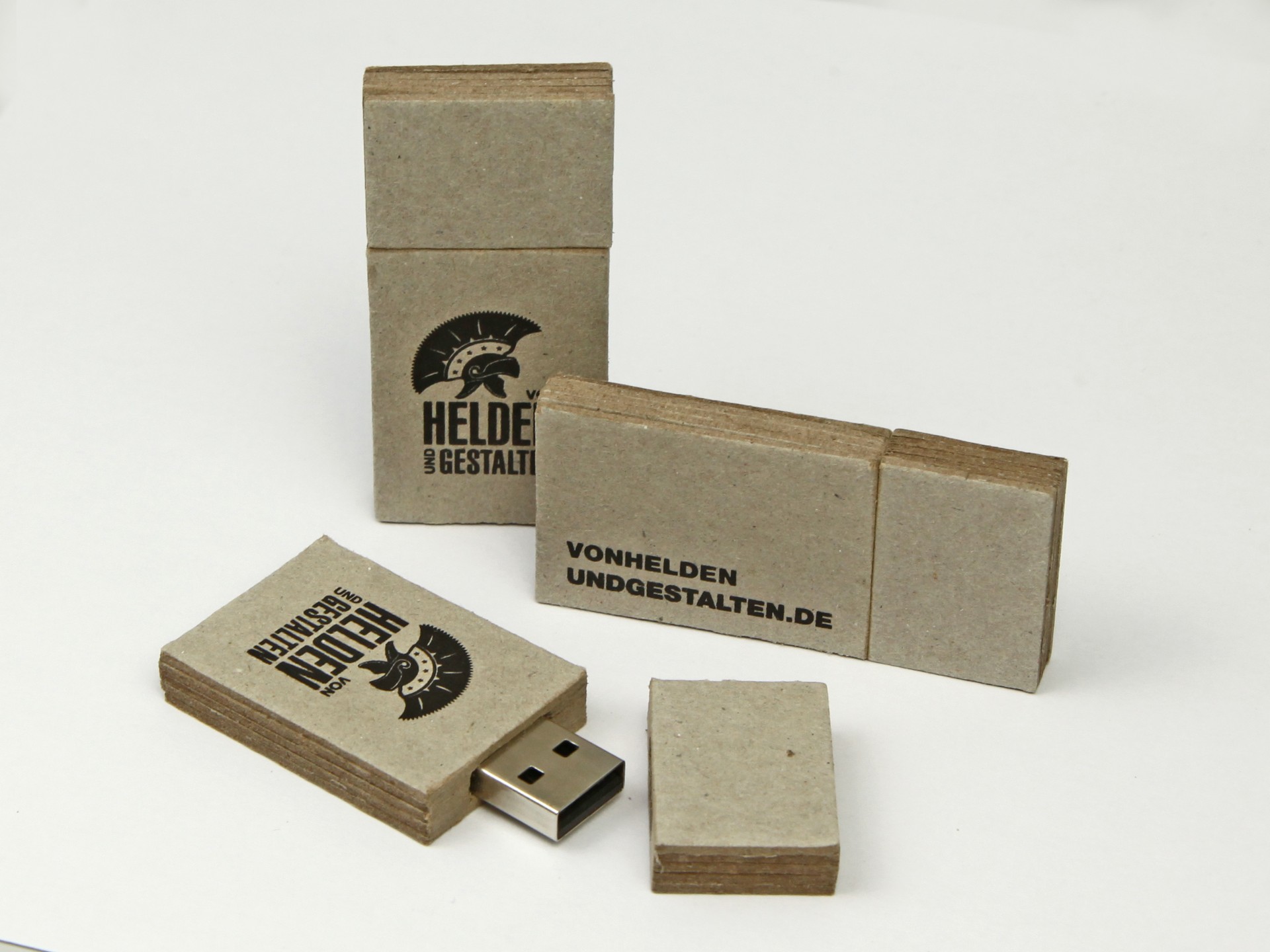 USB-Stick im kreativen Design mit Karton-Gehäuse und Platz für individuelles Logo. Ideal für Werbezwecke.