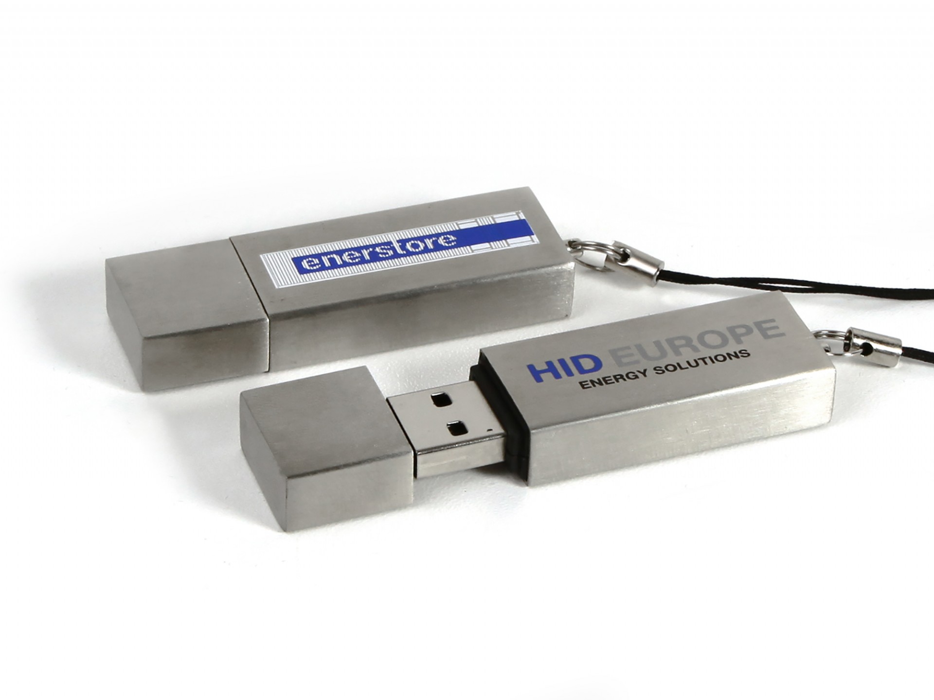 Zwei stilvolle USB-Sticks aus Metall mit personalisierbarem Logo-Bereich für Unternehmen.