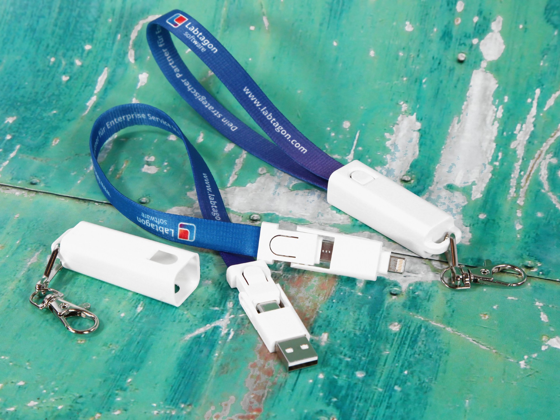 Der blaue Kombi 6 Short Lanyard ist aus robustem Material gefertigt.