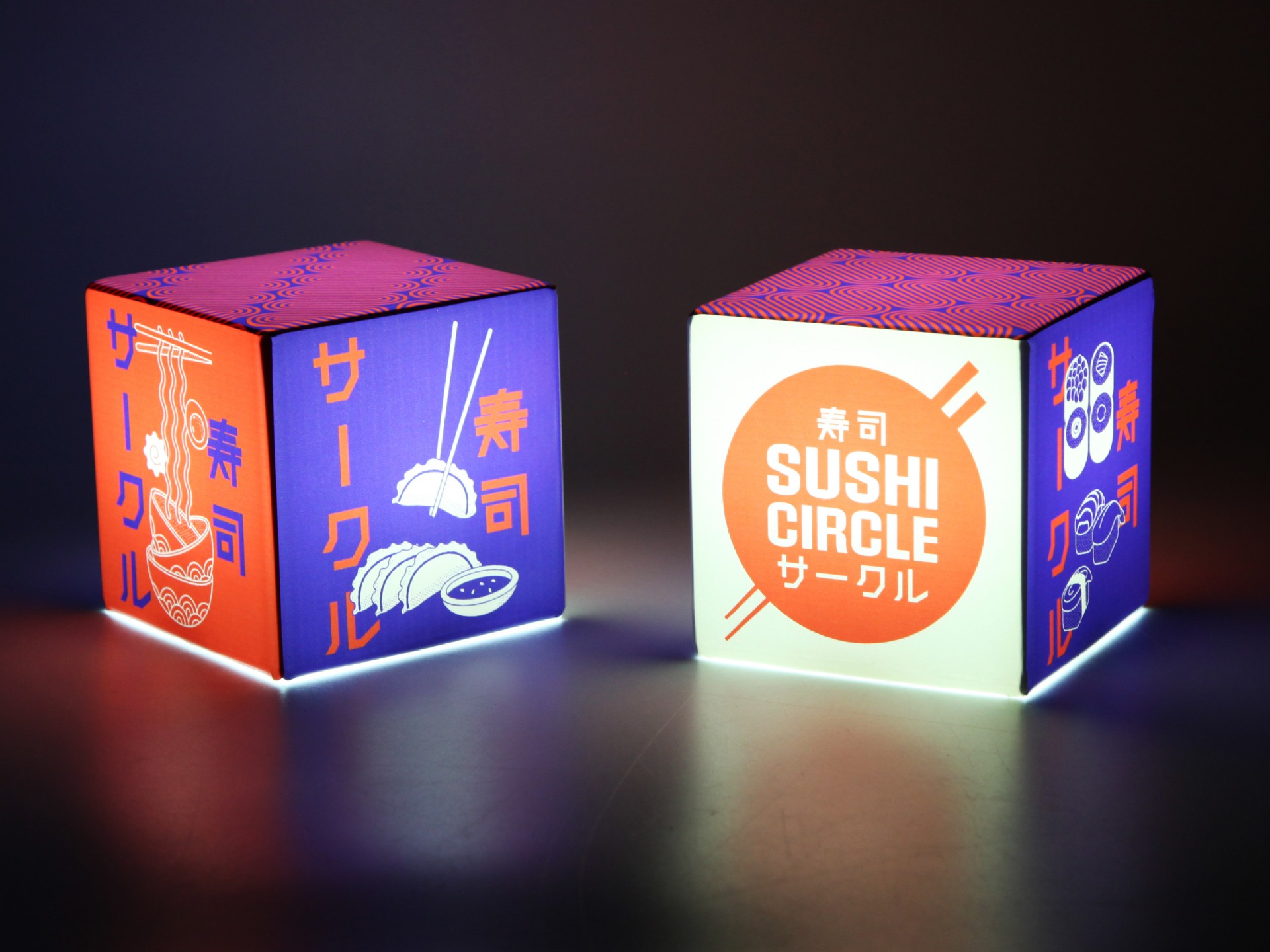 Beleuchteter Werbewürfel mit Sushi-Motiv und modernem Design für Akzentbeleuchtung und kreative Präsentationen.