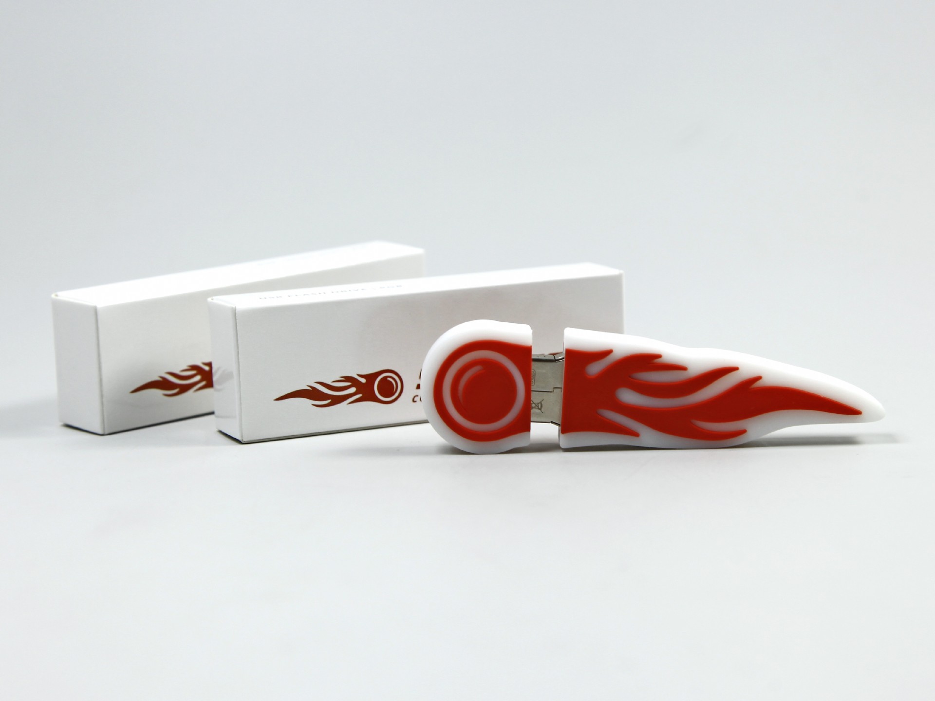 USB-Stick in Flammen-Design, kombiniert mit weißem Gehäuse und zwei passenden Verpackungen für individuellen Brandingbedarf.