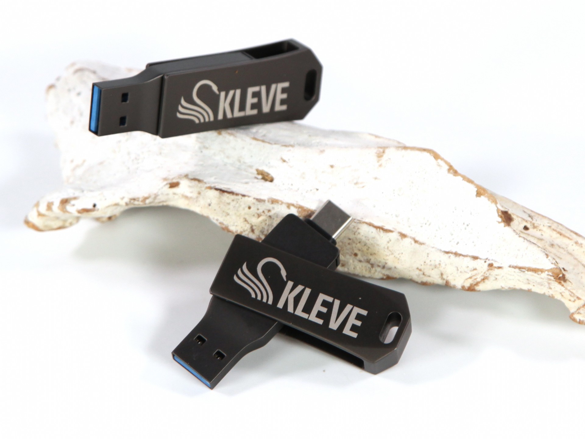 USB-Stick in schwarzem Design mit gravierbarem Logo-Bereich für individuelle Werbeanpassungen.
