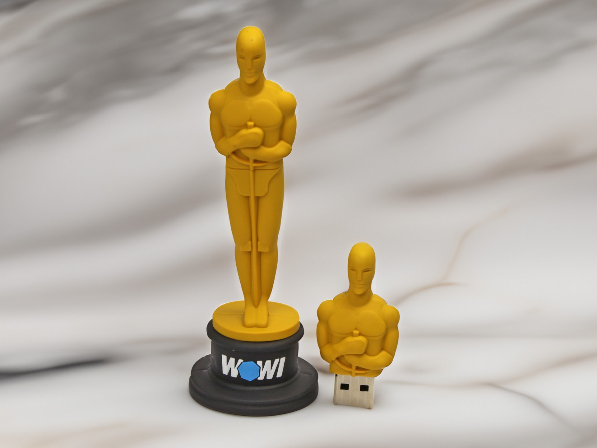 USB-Stick in Form einer goldenen Statue, ideal für kreative Werbezwecke mit Platz für ein individuelles Logo.