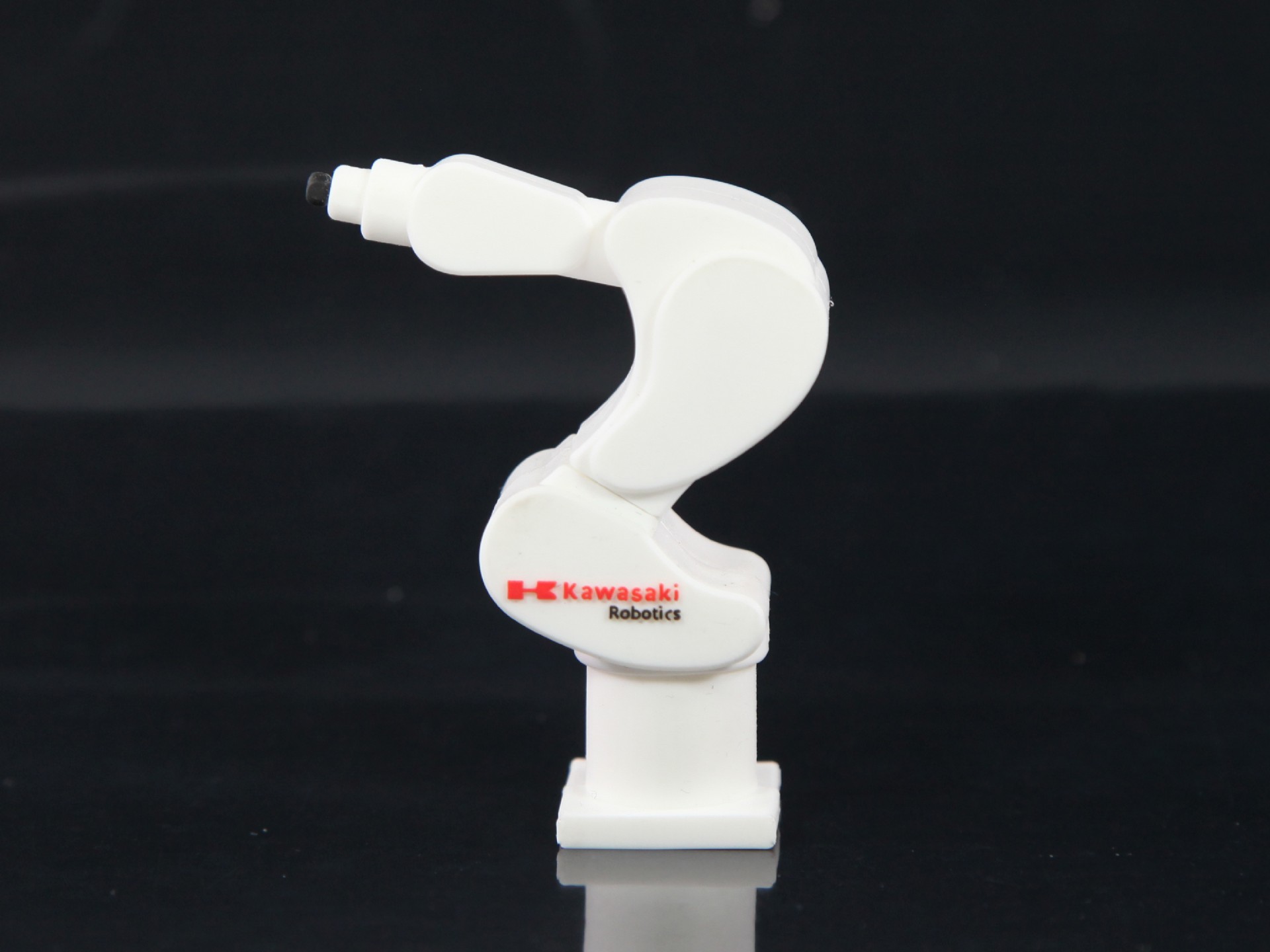 Modell eines Roboterarms in weiß mit rotem Logo von Kawasaki Robotics, geeignet als Werbegeschenk oder Dekoration.