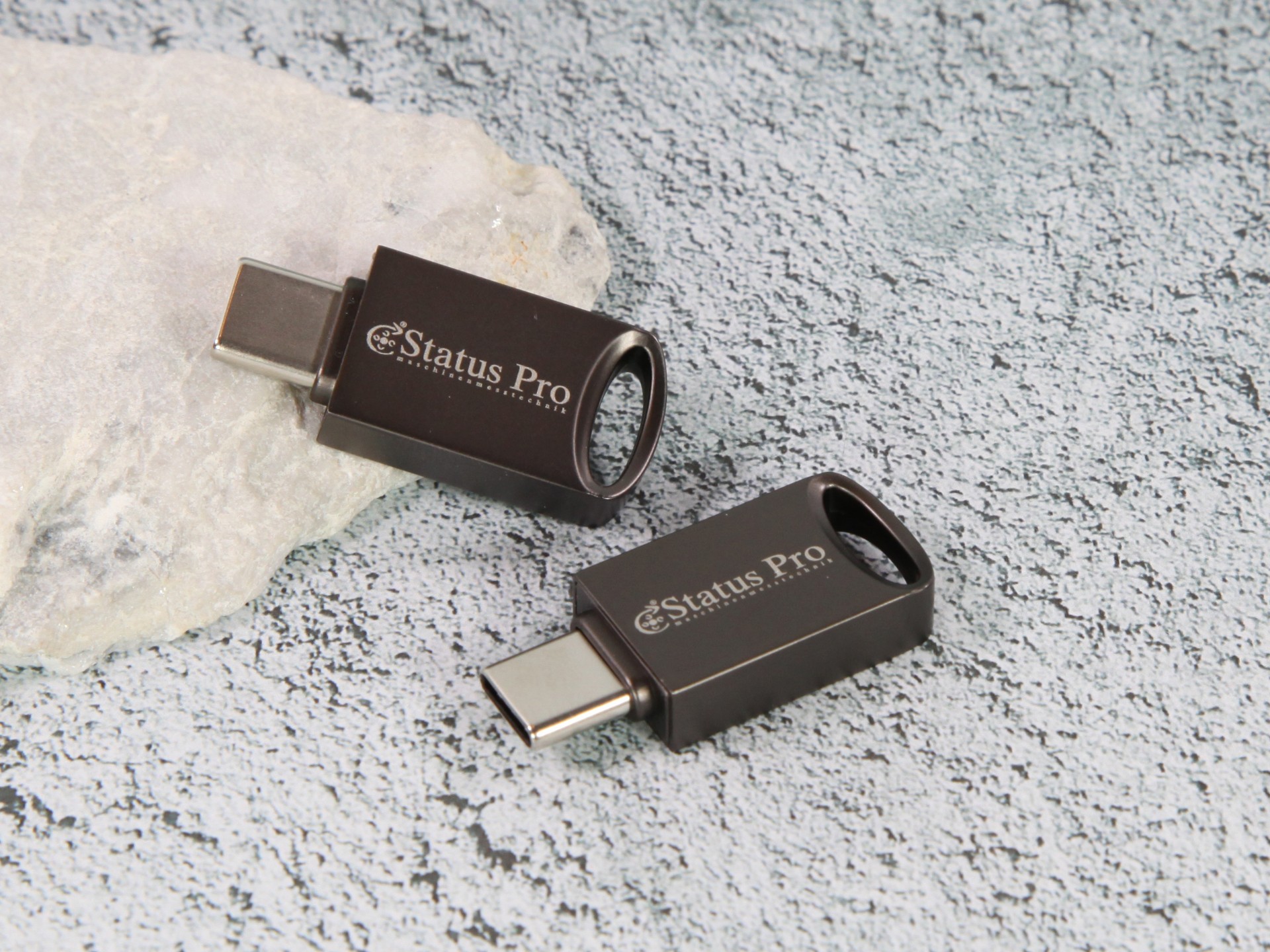 USB-Stick mit modernem Design in Schwarz und Platz für ein individuelles Logo. Praktisch und ideal für Promotions.