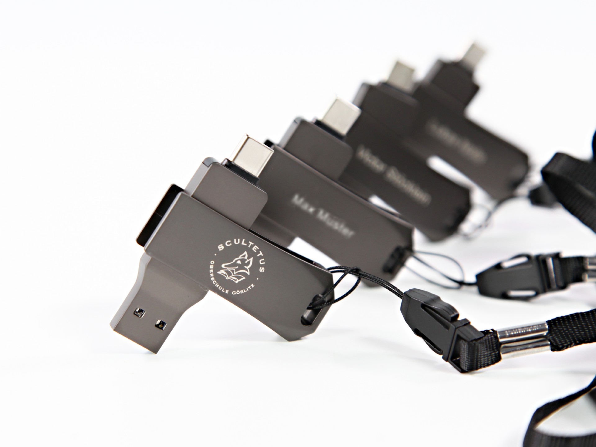 USB-C Dual-Stick mit praktischem Design und individuellem Logo-Bereich, ideal für Schulkinder und Schülerprojekte.