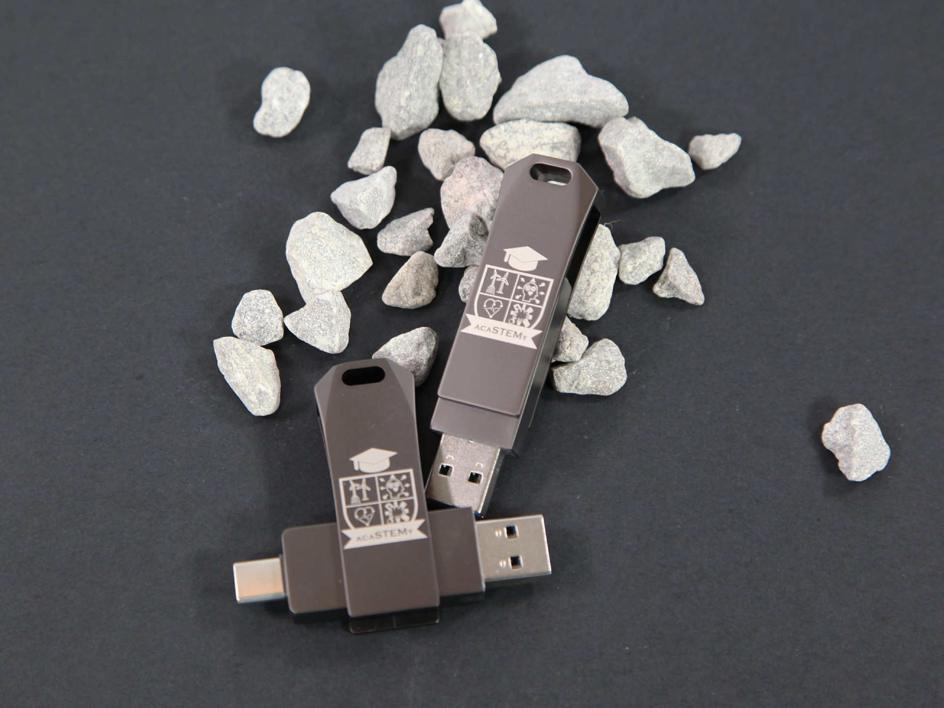 USB-Stick im Vollmetall-Design mit individueller Lasergravur und praktischer Abdeckung. Ideal für Werbezwecke.