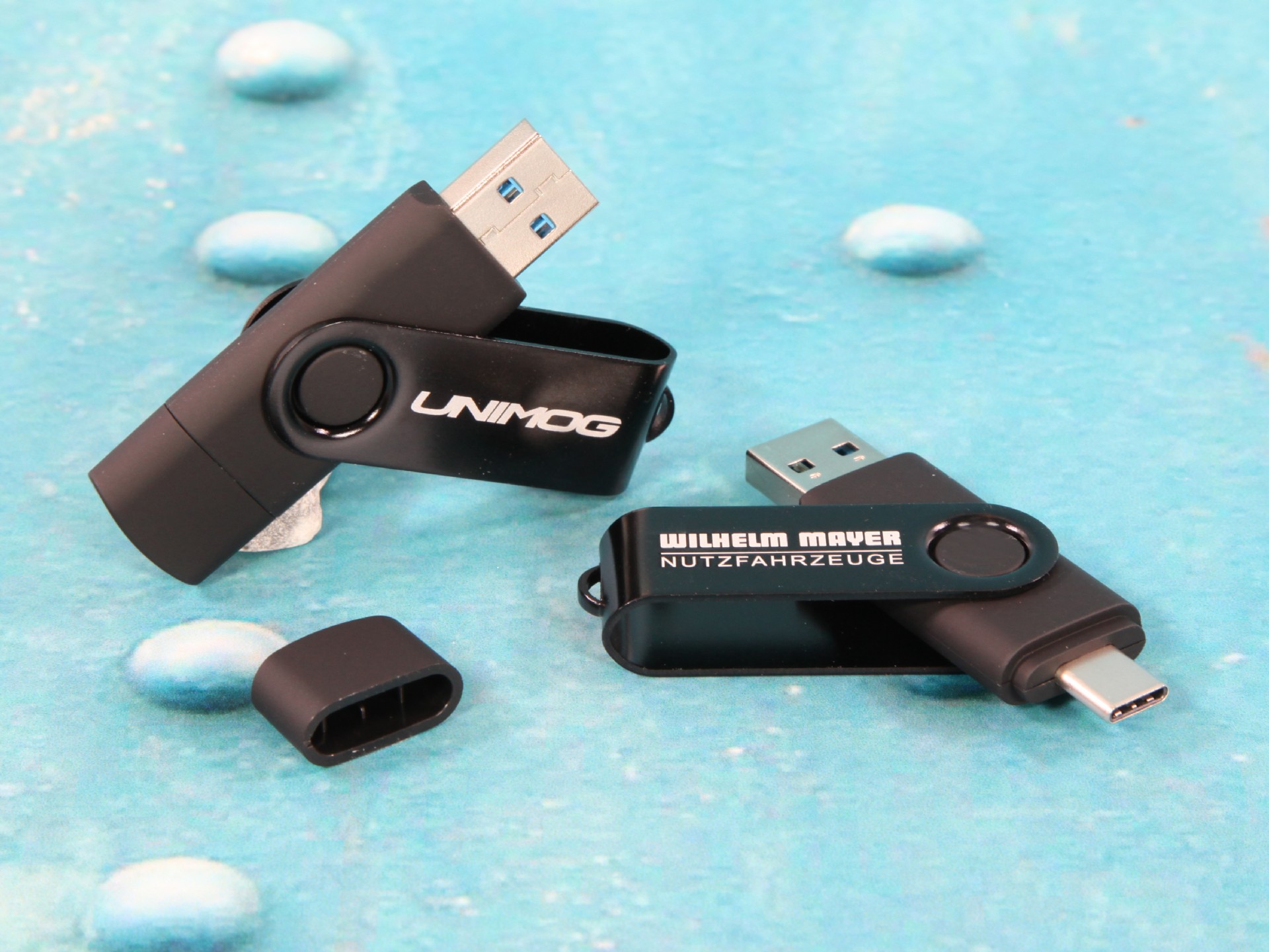 USB-Stick mit drehbarem Gehäuse und Platz für individuelles Branding, ideal für Unternehmen und Werbeaktionen.