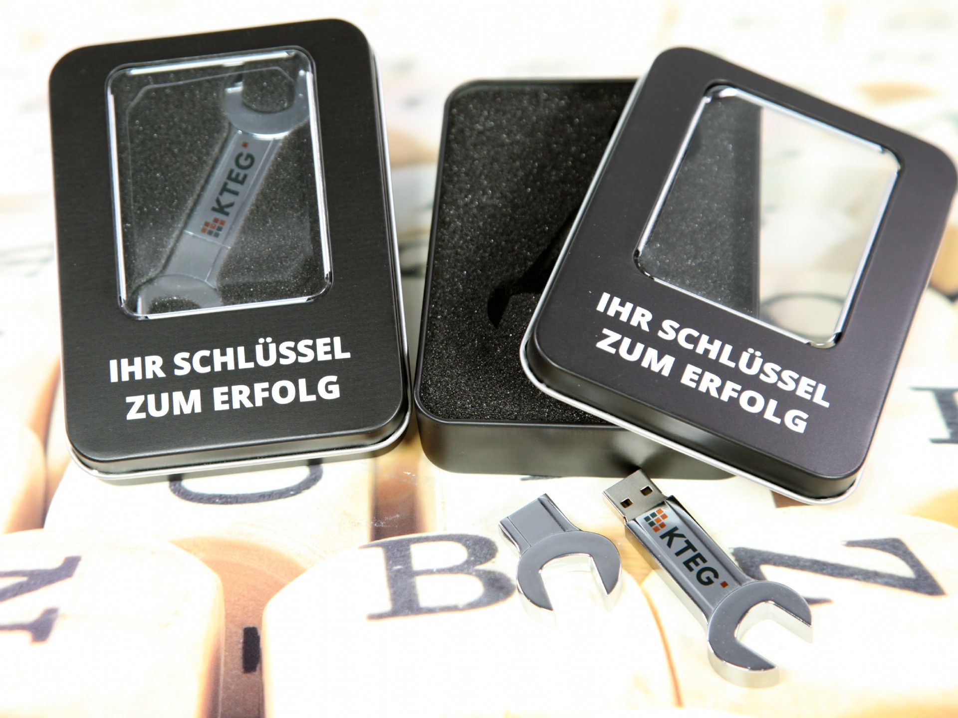 usb gabelschlã¼ssel in bedruckter metalldose