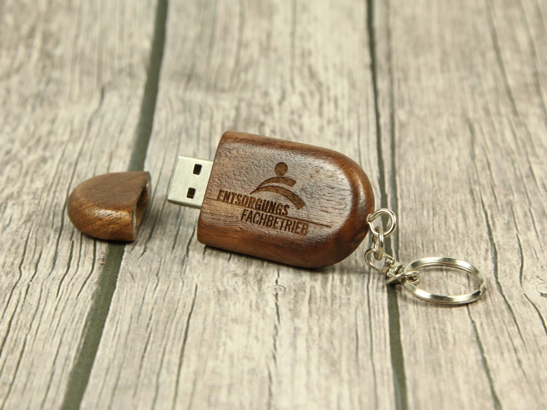 USB-Stick aus Holz mit individuellem Logo-Bereich und schützendem Kunststoffdeckel, ideal für Promotion.