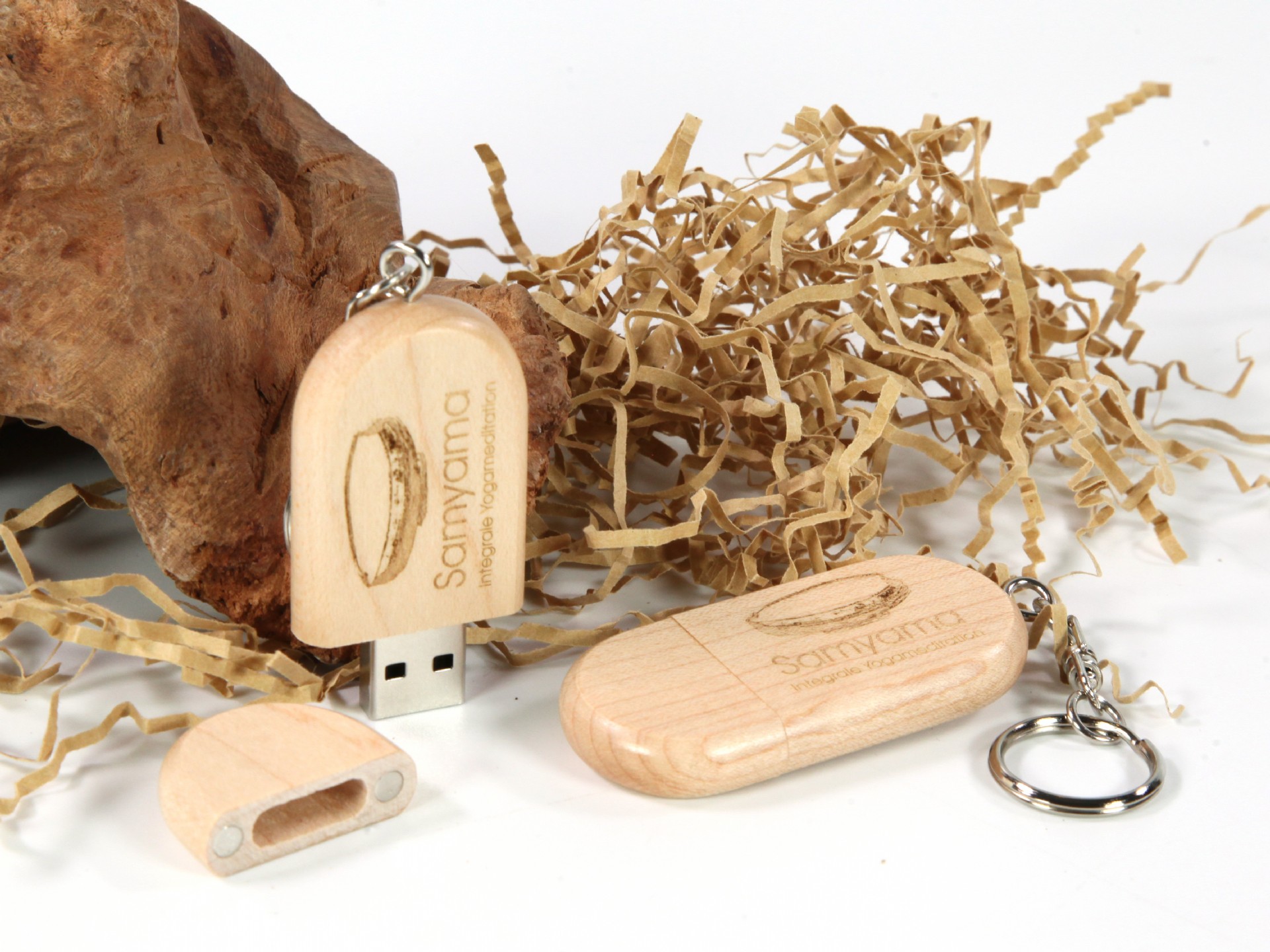 Kompakter USB-Stick aus Holz mit individuellem Logo-Bereich, ideal für Werbung und Präsentationen.