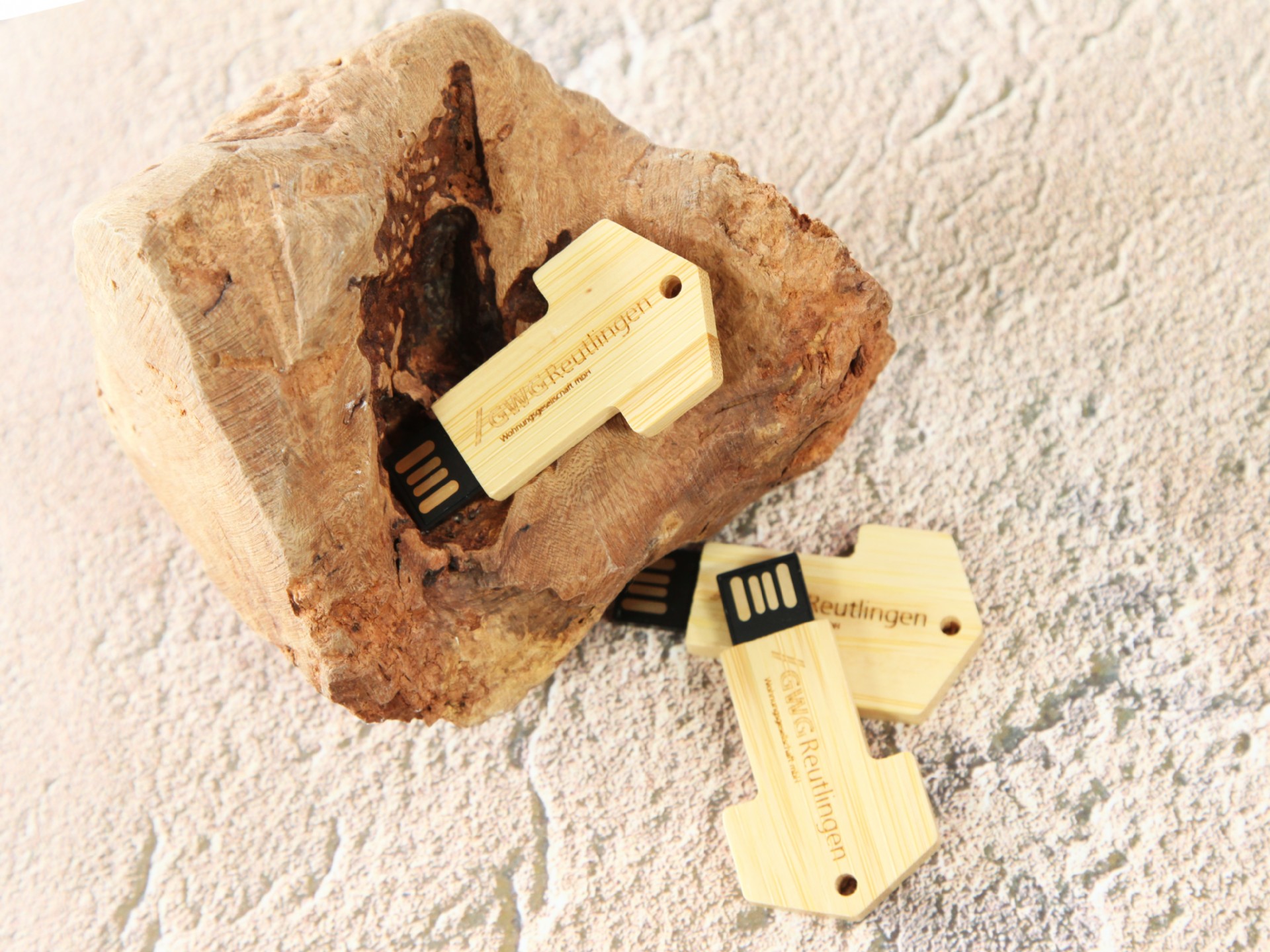 usb holzschlüssel mit gravur natur