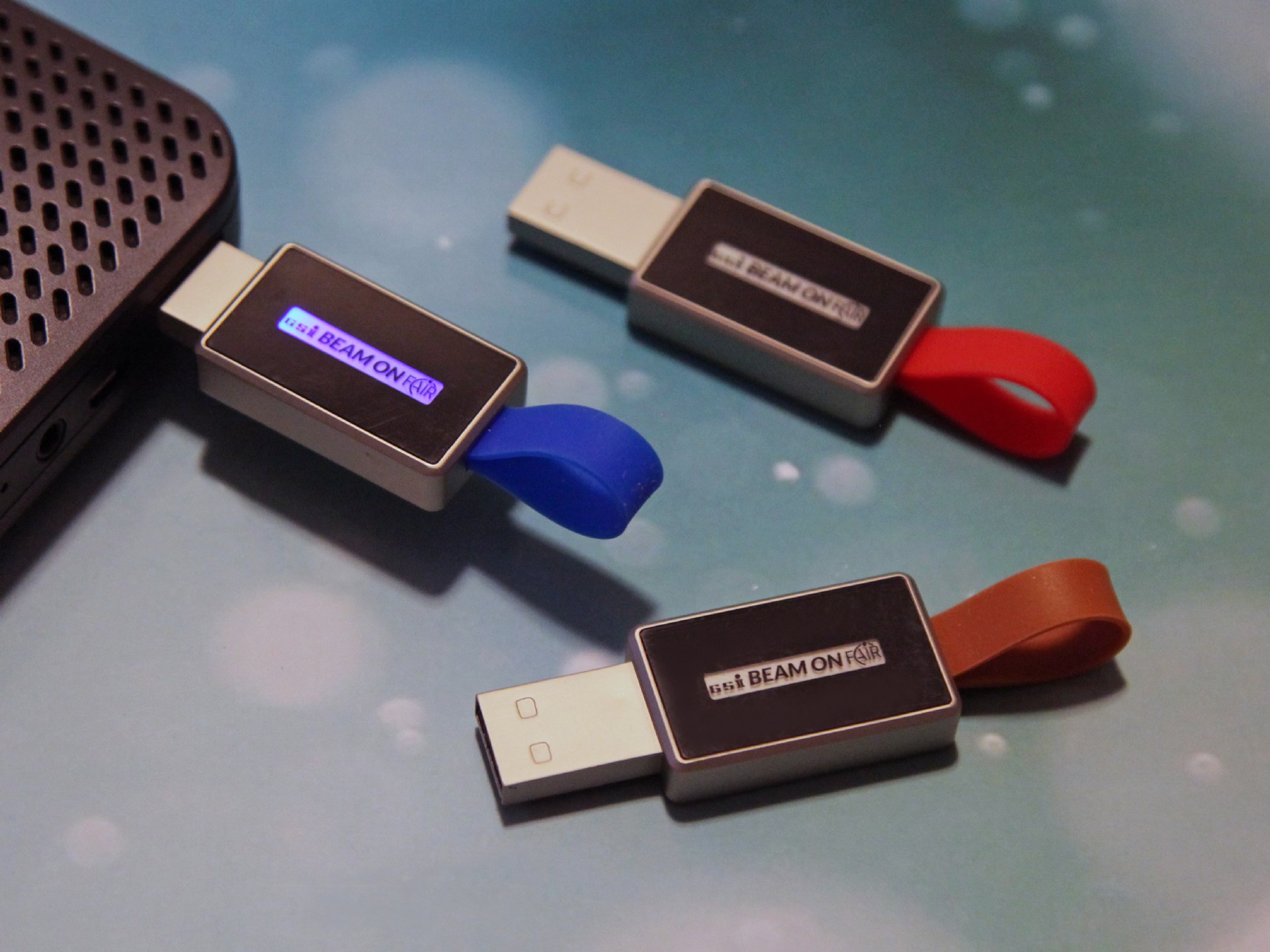USB-Sticks in verschiedenen Farben mit Platz für individuelles Branding und praktischen Anhängern zur einfachen Nutzung.
